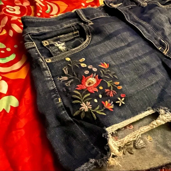 ✨🌺AEO NWOT Floral Embroidered Distressed Short Shorts🌺✨ - Picture 3 of 6
